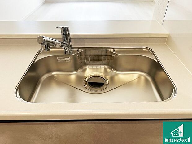 【キッチンシンク】蛇口の先端に浄水器を内蔵しています！原水と浄水、お湯と冷水、シャワーの切替えがワンタッチなので用途によって使い分けられます。