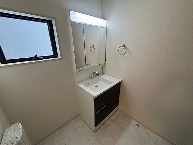 【独立洗面台】清潔感のある洗面台です。フラットな鏡は掃除がしやすく毎日清潔！鏡裏には収納があるのでスッキリとした洗面台が保てます。