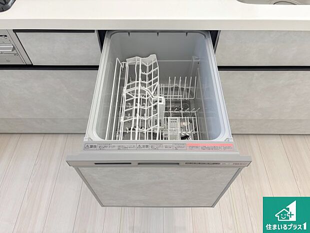 【食洗機】食事後の一仕事、食器洗いをボタン一つでお任せできちゃいます！場所を取らないビルトイン式なので、お料理スペースもしっかり確保！