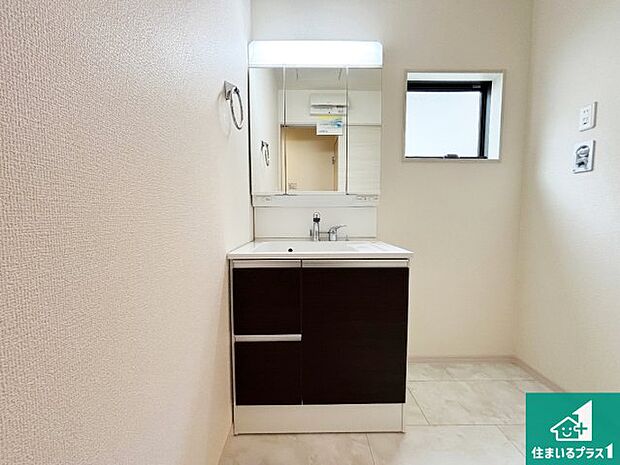 【独立洗面台】清潔感のある洗面台です。フラットな鏡は掃除がしやすく毎日清潔!鏡裏には収納があるのでスッキリとした洗面台が保てます。