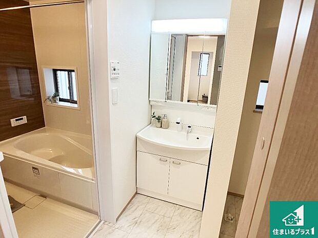 【独立洗面台】清潔感のある洗面台です。フラットな鏡は掃除がしやすく毎日清潔!鏡裏には収納があるのでスッキリとした洗面台が保てます。