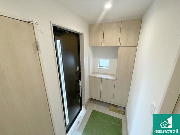 【玄関】シューズボックスにはたくさんの靴が収納できるので玄関周りはいつもスッキリ!ご家族が増えても安心!