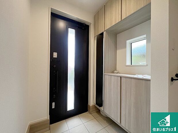 【玄関】シューズボックスにはたくさんの靴が収納できるので玄関周りはいつもスッキリ！ご家族が増えても安心！