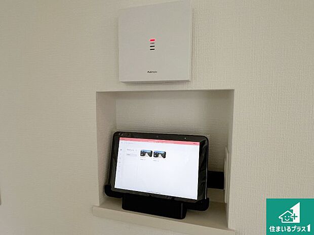 【カラーモニターインターホン】声だけでなく来訪者の姿や顔がモニターで確認できるので、小さなお子様がいらっしゃるご家庭でも安心できます！