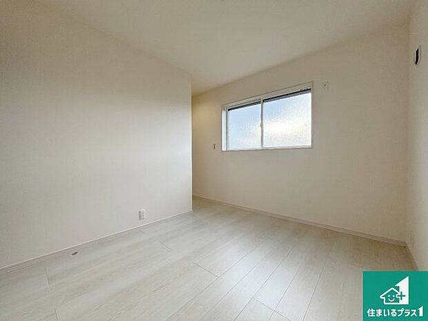 【洋室】寝室は心地よい眠りについてもらいたくて、シンプルかつ開放的な空間な設計にしています!大きな窓から差し込む日が心地いいです♪