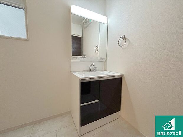 【独立洗面台】清潔感のある洗面台です。フラットな鏡は掃除がしやすく毎日清潔!鏡裏には収納があるのでスッキリとした洗面台が保てます。