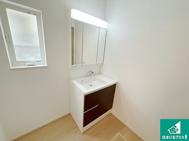 【独立洗面台】清潔感のある洗面台です。フラットな鏡は掃除がしやすく毎日清潔！鏡裏には収納があるのでスッキリとした洗面台が保てます。