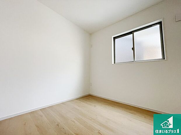 【洋室】シンプルな洋室は、自分好みのインテリアが楽しめます♪ご家族とインテリアや家具を選びに行くのは新築購入時の醍醐味の一つです。ぜひお楽しみください♪