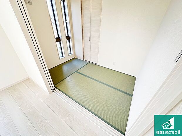 【和室】一室あると便利な和室は客間としてだけでなく、小さなお子様のプレイルームや食後のくつろぎスペースとしてもご利用いただけます。収納もついていますので大活躍間違いなし!