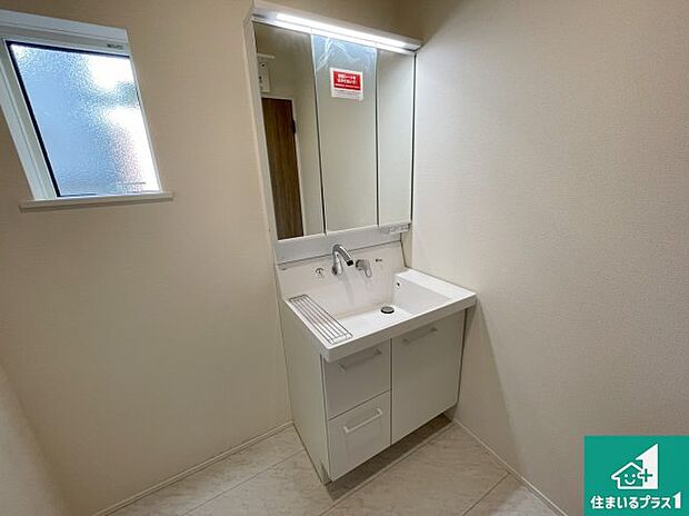 【独立洗面台】清潔感のある洗面台です。フラットな鏡は掃除がしやすく毎日清潔!鏡裏には収納があるのでスッキリとした洗面台が保てます。