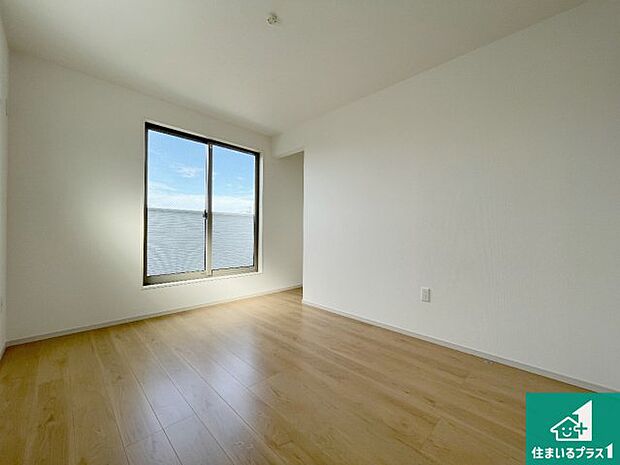 【洋室】シンプルな洋室は、自分好みのインテリアが楽しめます♪ご家族とインテリアや家具を選びに行くのは新築購入時の醍醐味の一つです。ぜひお楽しみください♪