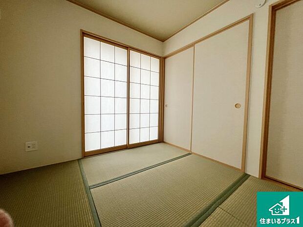 【和室】一室あると便利な和室は客間としてだけでなく、小さなお子様のプレイルームや食後のくつろぎスペースとしてもご利用いただけます。収納もついていますので大活躍間違いなし!