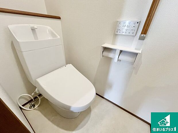 【トイレ】1・2階の2ヶ所にあるので、朝の忙しい時間の順番待ちもなく、深夜の利用にも大変便利です。