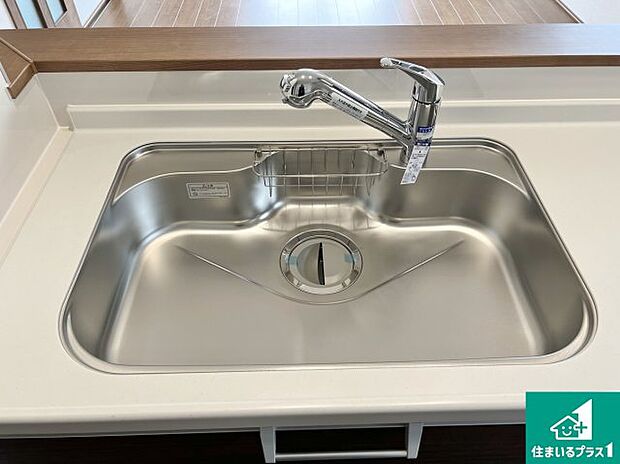 【キッチンシンク】蛇口の先端に浄水器を内蔵しています!原水と浄水、お湯と冷水、シャワーの切替えがワンタッチなので用途によって使い分けられます。
