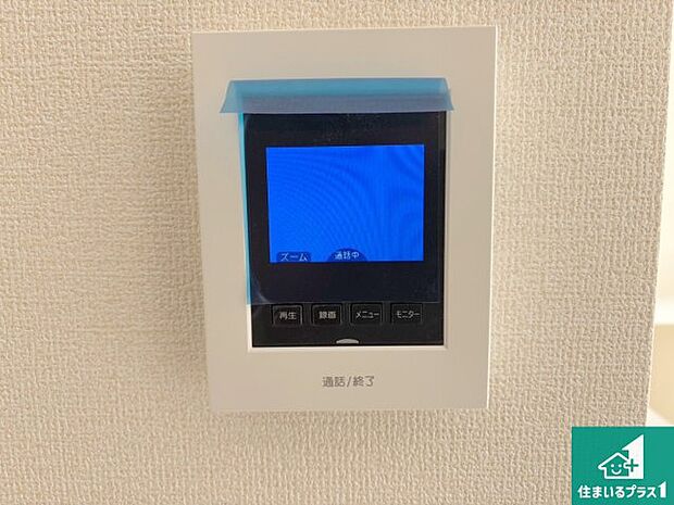 【カラーモニターインターホン】声だけでなく来訪者の姿や顔がモニターで確認できるので、小さなお子様がいらっしゃるご家庭でも安心できます!