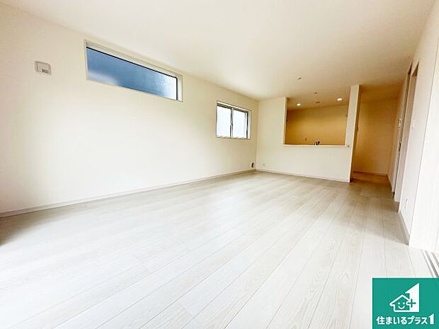 【居間・リビング】日当たり良好の明るいリビングで朝の目覚めもスッキリできそう!対面キッチンでご家族のコミュニケーションも自然と増える設計!小さなお子様が遊ぶスペースを作っても広々とくつろげるLDK!