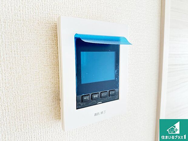 【カラーモニターインターホン】声だけでなく来訪者の姿や顔がモニターで確認できるので、小さなお子様がいらっしゃるご家庭でも安心できます!