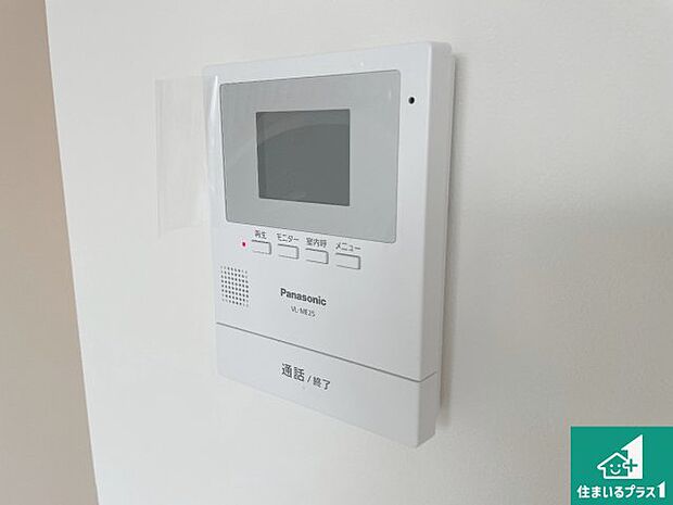 【カラーモニターインターホン】声だけでなく来訪者の姿や顔がモニターで確認できるので、小さなお子様がいらっしゃるご家庭でも安心できます！