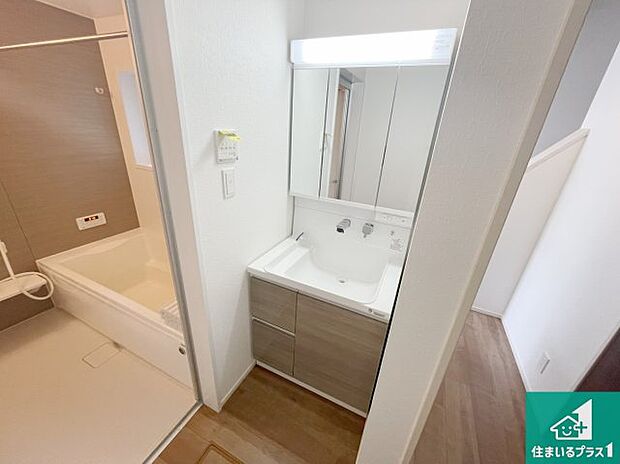 【独立洗面台】清潔感のある洗面台です。フラットな鏡は掃除がしやすく毎日清潔！鏡裏には収納があるのでスッキリとした洗面台が保てます。