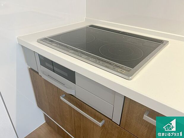 【コンロ】火を使わないので、安心なＩＨコンロ！でこぼこが無い構造なので、掃除もしやすく清潔に保てます！
