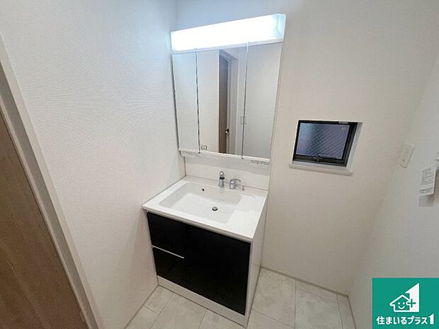 【独立洗面台】清潔感のある洗面台です。フラットな鏡は掃除がしやすく毎日清潔!鏡裏には収納があるのでスッキリとした洗面台が保てます。