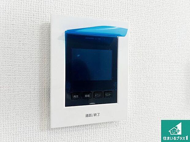 【カラーモニターインターホン】声だけでなく来訪者の姿や顔がモニターで確認できるので、小さなお子様がいらっしゃるご家庭でも安心できます!