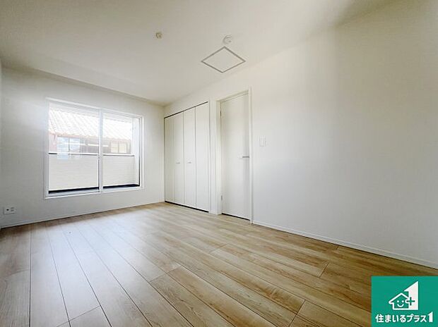 【洋室】シンプルな洋室は、自分好みのインテリアが楽しめます♪ご家族とインテリアや家具を選びに行くのは新築購入時の醍醐味の一つです。ぜひお楽しみください♪