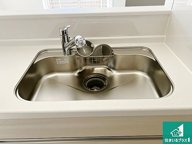 【キッチンシンク】蛇口の先端に浄水器を内蔵しています！原水と浄水、お湯と冷水、シャワーの切替えがワンタッチなので用途によって使い分けられます。