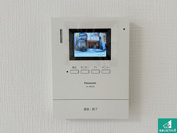 【カラーモニターインターホン】声だけでなく来訪者の姿や顔がモニターで確認できるので、小さなお子様がいらっしゃるご家庭でも安心できます！
