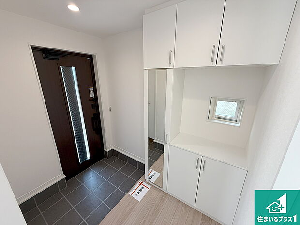 【玄関】シューズボックスにはたくさんの靴が収納できるので玄関周りはいつもスッキリ！ご家族が増えても安心！