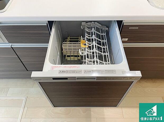 【食器洗浄乾燥機】食事後の一仕事、食器洗いをボタン一つでお任せできちゃいます！場所を取らないビルトイン式なので、お料理スペースもしっかり確保！