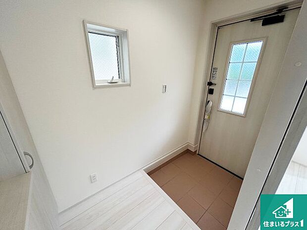 【玄関】シューズボックスにはたくさんの靴が収納できるので玄関周りはいつもスッキリ！ご家族が増えても安心！