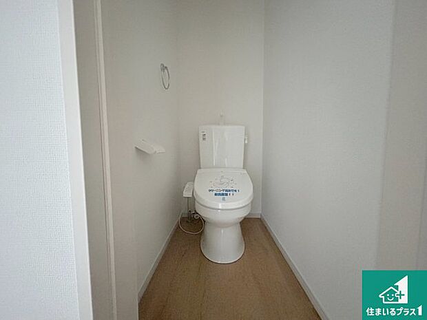 【トイレ】1・2階の2ヶ所にあるので、朝の忙しい時間の順番待ちもなく、深夜の利用にも大変便利です。