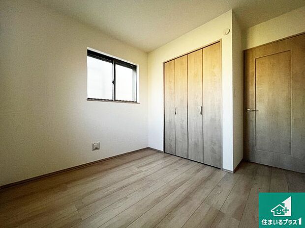 【洋室】シンプルな洋室は、自分好みのインテリアが楽しめます♪ご家族とインテリアや家具を選びに行くのは新築購入時の醍醐味の一つです。ぜひお楽しみください♪