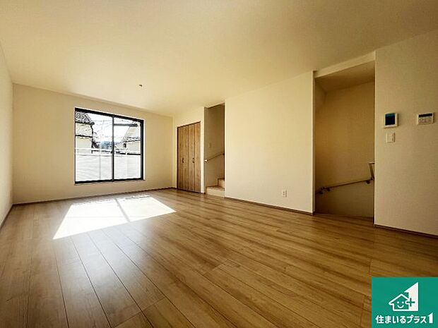 【居間・リビング】日当たり良好の明るいリビングで朝の目覚めもスッキリできそう！対面キッチンでご家族のコミュニケーションも自然と増える設計！小さなお子様が遊ぶスペースを作っても広々とくつろげるLDK！