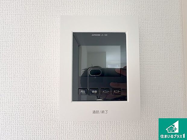 【カラーモニターインターホン】声だけでなく来訪者の姿や顔がモニターで確認できるので、小さなお子様がいらっしゃるご家庭でも安心できます！