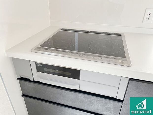 【コンロ】火を使わないので、安心なＩＨコンロ！でこぼこが無い構造なので、掃除もしやすく清潔に保てます！ 