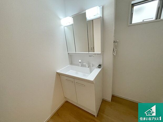 【独立洗面台】清潔感のある洗面台です。フラットな鏡は掃除がしやすく毎日清潔!鏡裏には収納があるのでスッキリとした洗面台が保てます。