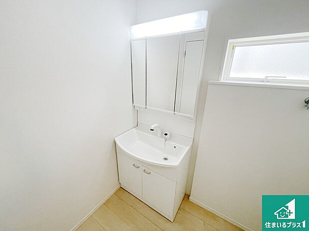 【独立洗面台】清潔感のある洗面台です。フラットな鏡は掃除がしやすく毎日清潔！鏡裏には収納があるのでスッキリとした洗面台が保てます。