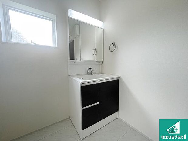 【独立洗面台】清潔感のある洗面台です。フラットな鏡は掃除がしやすく毎日清潔！鏡裏には収納があるのでスッキリとした洗面台が保てます。