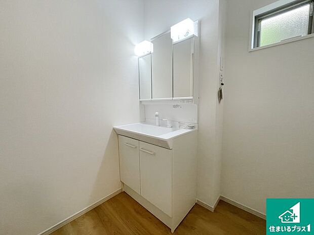 【独立洗面台】清潔感のある洗面台です。フラットな鏡は掃除がしやすく毎日清潔!鏡裏には収納があるのでスッキリとした洗面台が保てます。