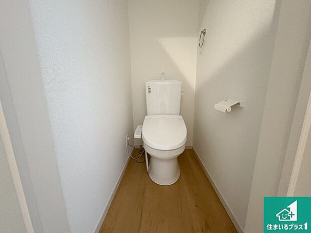 【トイレ】1・2階の2ヶ所にあるので、朝の忙しい時間の順番待ちもなく、深夜の利用にも大変便利です。