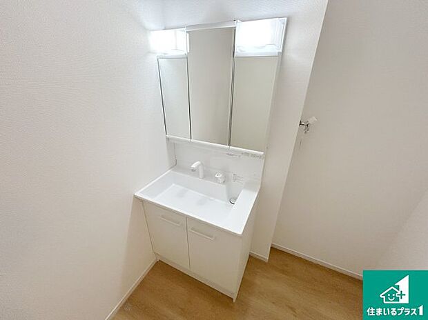 【独立洗面台】清潔感のある洗面台です。フラットな鏡は掃除がしやすく毎日清潔!鏡裏には収納があるのでスッキリとした洗面台が保てます。