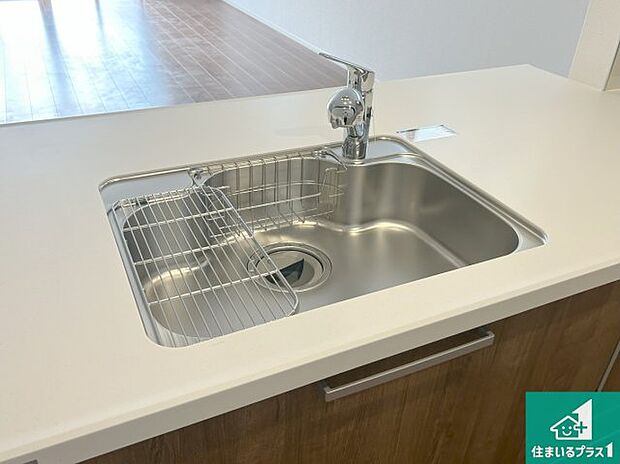 【キッチンシンク】蛇口の先端に浄水器を内蔵しています！原水と浄水、お湯と冷水、シャワーの切替えがワンタッチなので用途によって使い分けられます。