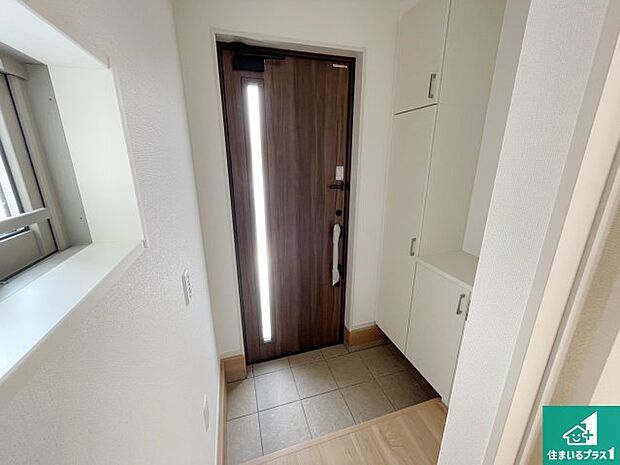 【玄関】シューズボックスにはたくさんの靴が収納できるので玄関周りはいつもスッキリ!ご家族が増えても安心!