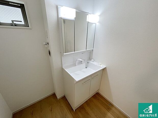 【独立洗面台】清潔感のある洗面台です。フラットな鏡は掃除がしやすく毎日清潔!鏡裏には収納があるのでスッキリとした洗面台が保てます。