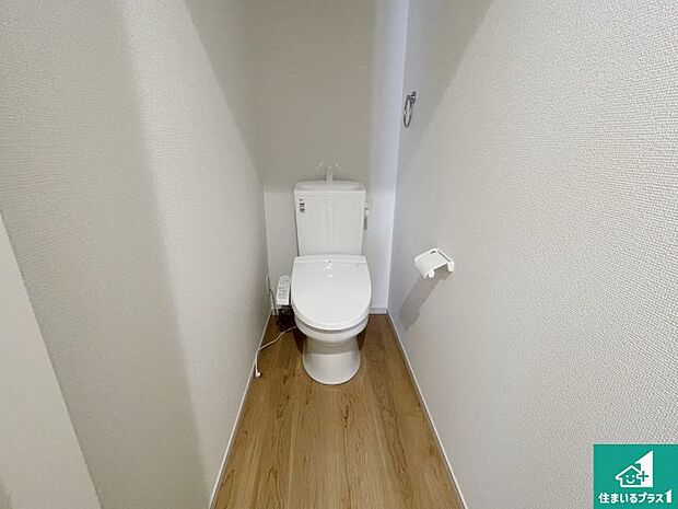 【トイレ】1・2階の2ヶ所にあるので、朝の忙しい時間の順番待ちもなく、深夜の利用にも大変便利です。