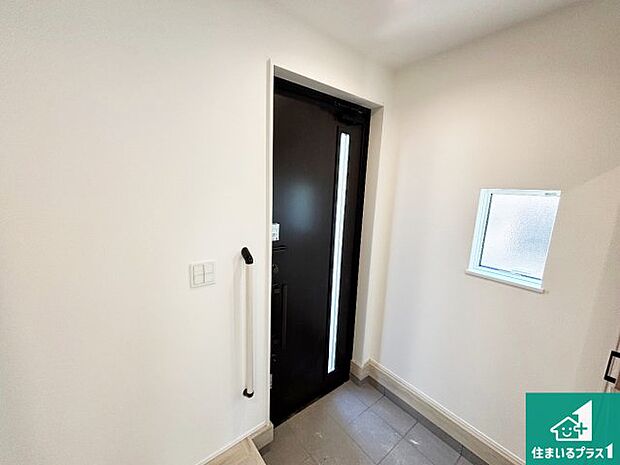 【玄関】シューズボックスにはたくさんの靴が収納できるので玄関周りはいつもスッキリ!ご家族が増えても安心!