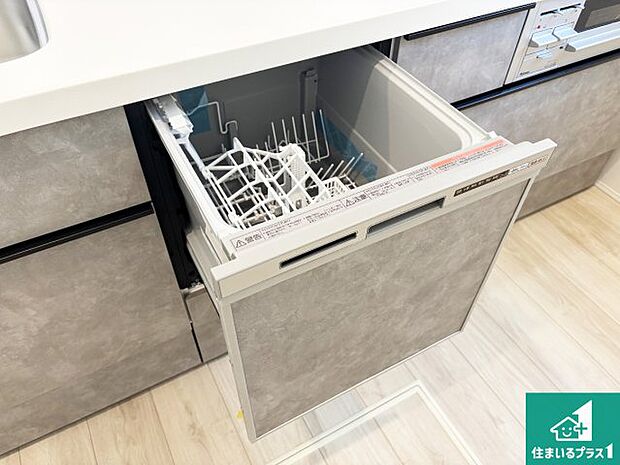 【食器洗い乾燥機】食事後の一仕事、食器洗いをボタン一つでお任せできちゃいます!場所を取らないビルトイン式なので、お料理スペースもしっかり確保!
