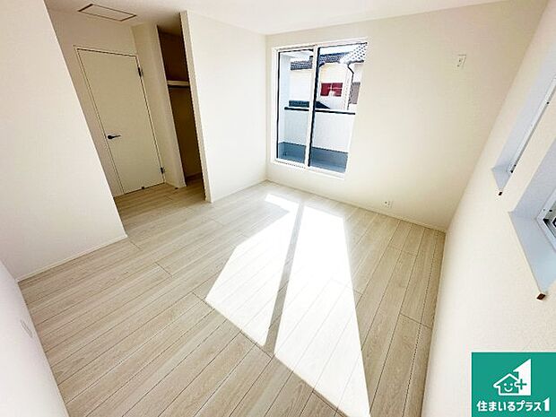 【洋室】シンプルな洋室は、自分好みのインテリアが楽しめます♪ご家族とインテリアや家具を選びに行くのは新築購入時の醍醐味の一つです。ぜひお楽しみください♪